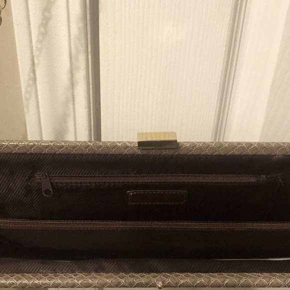 Beige large snake scale shoulder bag very cute has gold chain - Picture 2 of 3